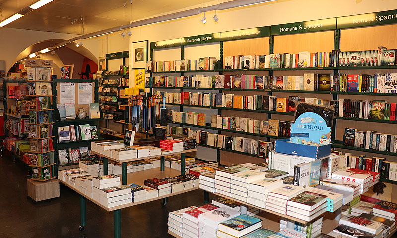 Frau Hofer in der Bücherstube